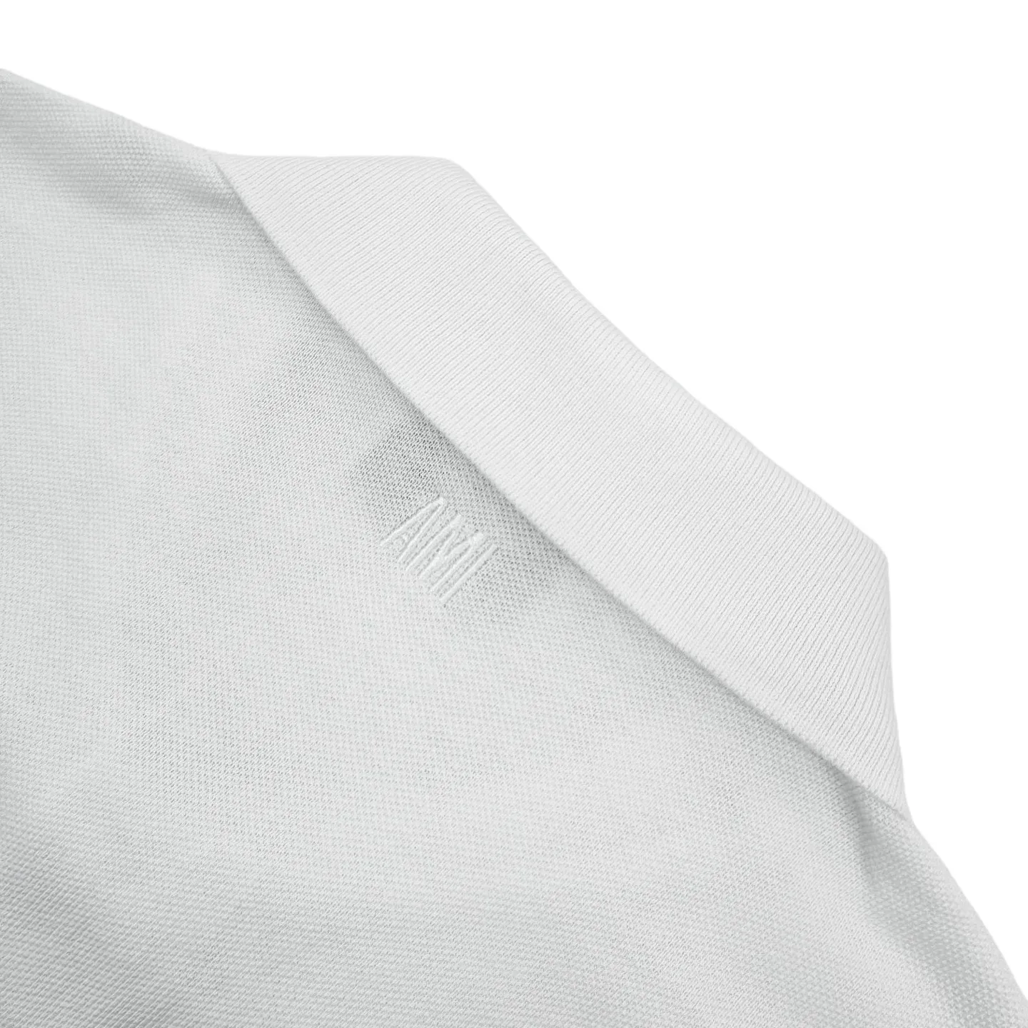 Ami Red love embroidered Polo shirt (White). The fabric is made of custom-made Dreamweaver honeycomb cotton. It has excellent texture and is comfortable and close to the skin. The pure white color gives elegance and purity to the clothes. A bright red love heart appears on the chest like a work of art. It complements the AMI embroidery on the back and adds brand recognition. It is the ultimate simplification of color. It also conveys the love and persistence of life. It uses imported machine embroidery technology and uses advanced computer control systems and precision mechanical components. Realize Ami's love embroidery work with high precision, smooth and delicate lines, and the fabrics have been washed, with better hand feel and texture, not easy to deform, not easy to shrink, not easy to fade, and maintain long-term beauty. Size:S-M-L-XL